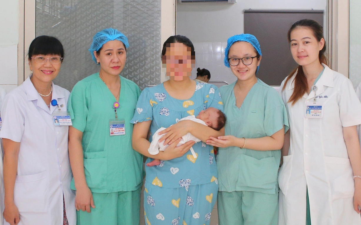 Bác sĩ trẻ mắc bệnh hiếm, dành thời gian giúp nhiều trẻ cùng cảnh ngộ- Ảnh 4. Cứu sống trẻ sinh non mắc bệnh hiếm nguy kịch