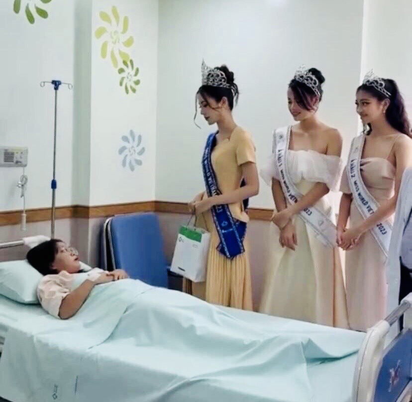 Cảnh 3 người đẹp Ý Nhi, Đào Thị Hiền và Minh Kiên đến thăm một bệnh viện - Ảnh: Cắt từ clip