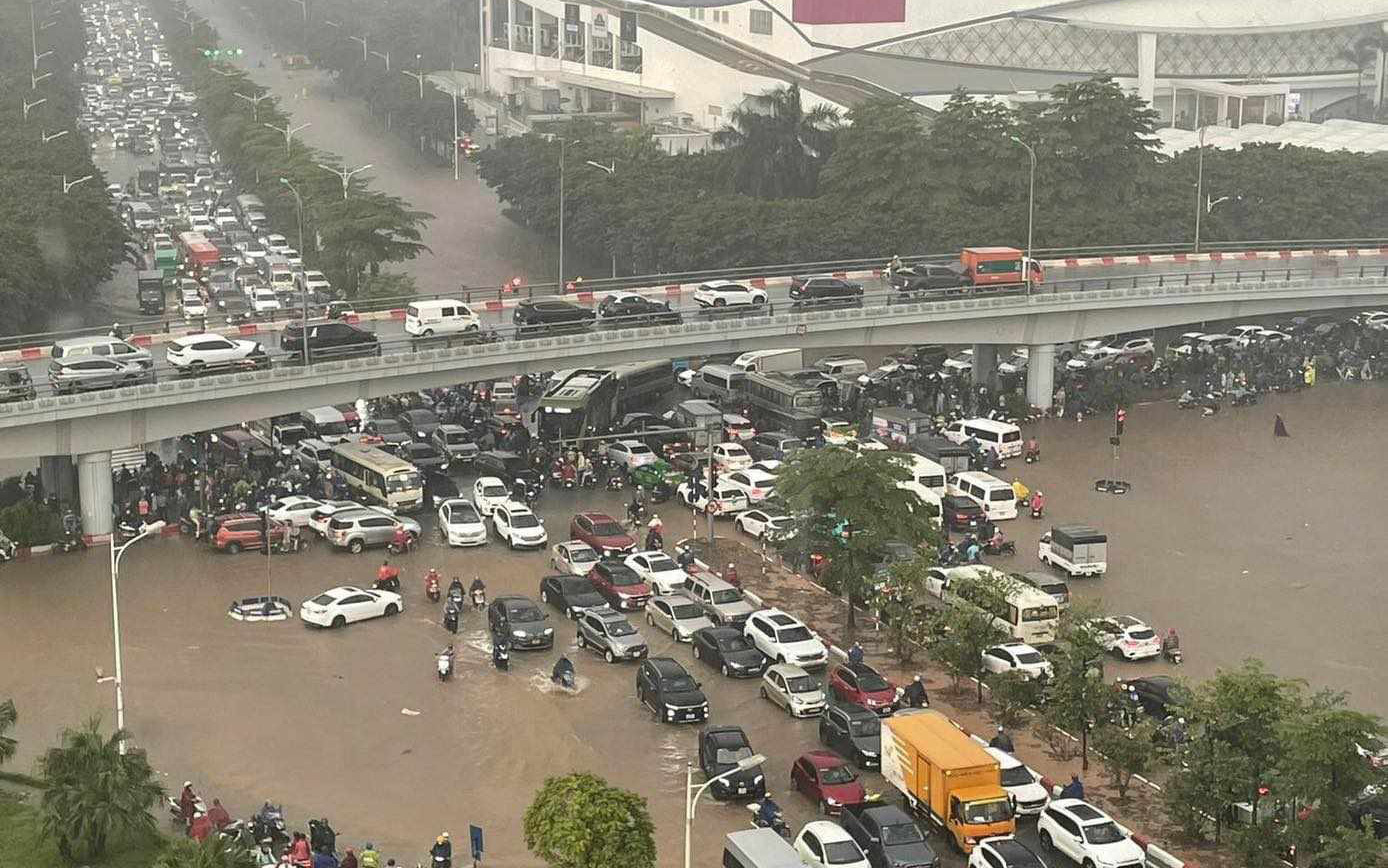 Hà Nội mưa to, chân cầu vượt Aeon Mall Long Biên ngập nặng, ùn tắc đã giảm