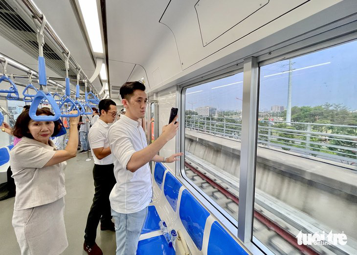 Người dân đi thử tuyến metro số 1 - Ảnh: CHÂU TUẤN 