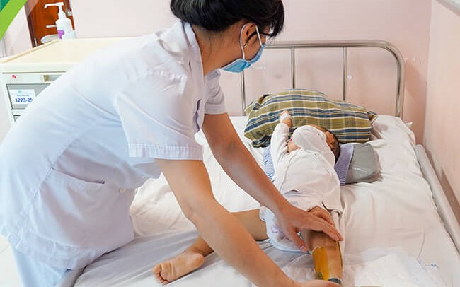 Bệnh viện Ung bướu Hà Nội muốn xây thêm cơ sở 2 khi mỗi năm thủ đô có 16.000 ca ung thư mới- Ảnh 4. Trẻ bị rắn cắn nguy kịch vì gia đình đưa đến ‘thầy lang’ đắp thuốc