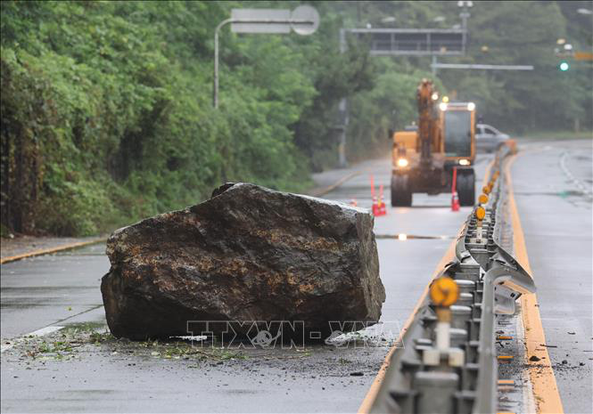 Đá lở do bão Khanun tại Ulsan, cách thủ đô Seoul của Hàn Quốc 299km về phía đông nam, ngày 10-8 - Ảnh: Yonhap/TTXVN