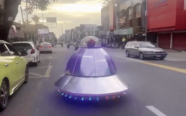 Xe UFO chạy trên đường, người dân thích thú nhìn "người ngoài hành tinh đổ bộ"
