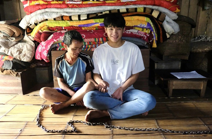Bui Manh Dung is determined to learn how to untie his father's leg chains - Photo: Nguyen Bao