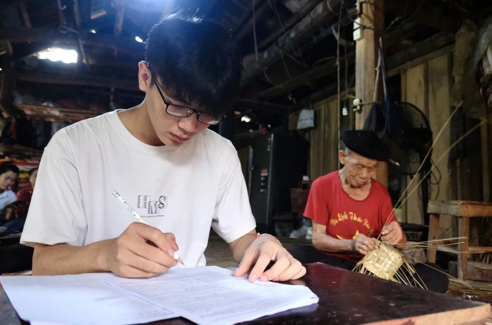 The poor student is both studious and filial and has a warm heart and knows how to share it with those around him - Photo: Nguyen Bao