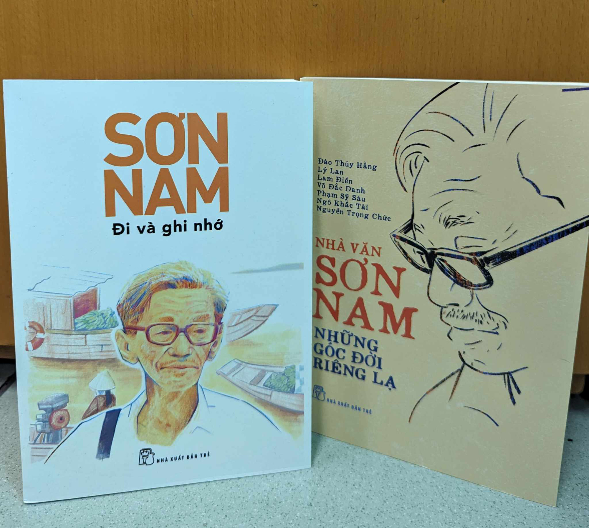 ソン・ナムの著書2冊が8月13日午前に贈呈される - 写真: LINH DOAN ソン・ナムの著書2冊が8月13日午前に贈呈される - 写真: LINH DOAN