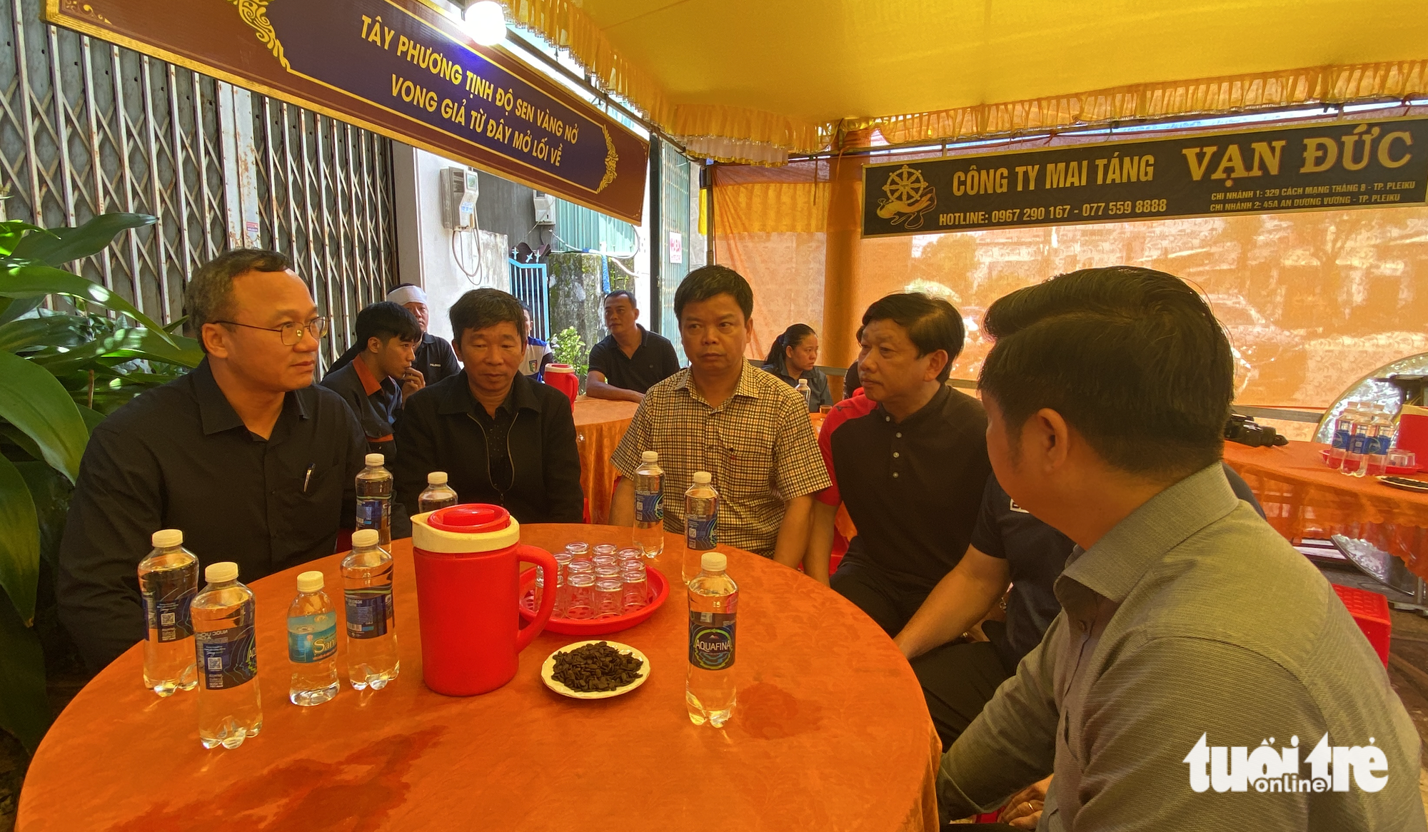 Đoàn công tác của Ủy ban An toàn giao thông quốc gia thăm hỏi động viên gia đình trợ lý HLV Dương Minh Ninh của CLB Hoàng Anh Gia Lai - Ảnh: ĐÌNH CƯƠNG