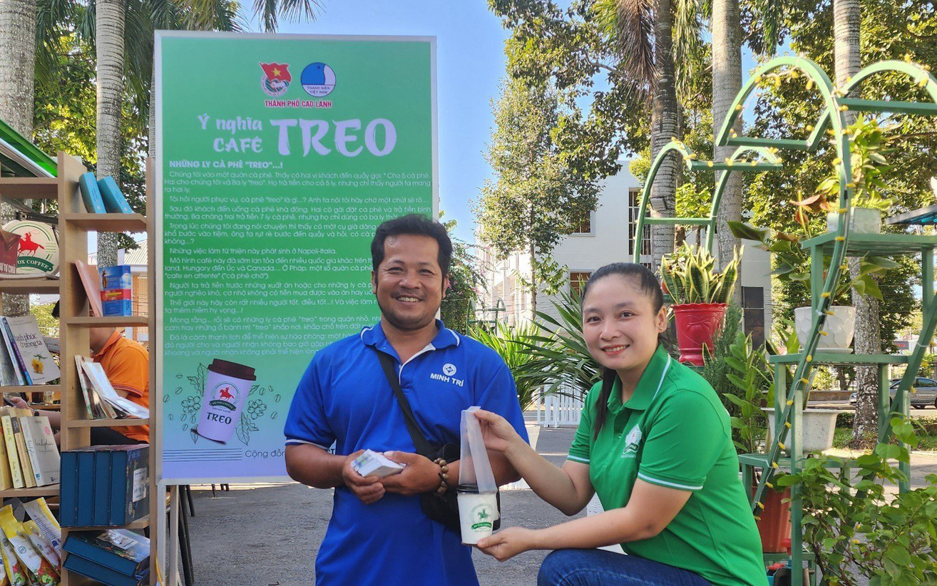 Cơm treo miễn phí tại TP Thủ Đức, ai thấy cũng ấm lòng- Ảnh 4. 'Cà phê treo' nghĩa tình đem lại nụ cười cho bà con bán vé số