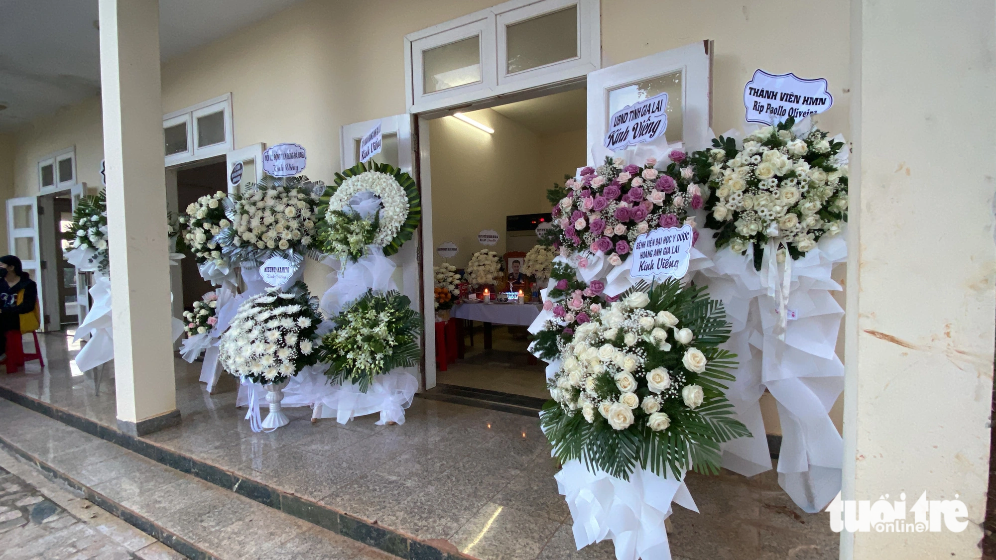 Vòng hoa từ khắp nơi gửi về lễ viếng của cựu tiền đạo 27 tuổi - Ảnh: ĐÌNH CƯƠNG