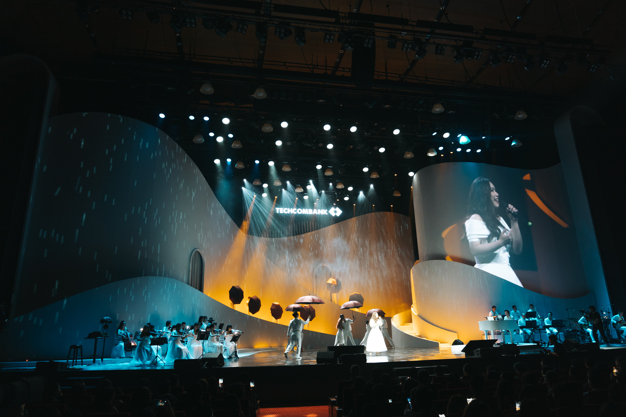 Techcombank tri ân khách hàng với “thời khắc giao thời” - Ảnh 3. Chương trình nghệ thuật Thời khắc giao thời gửi gắm lời tri ân đến các khách hàng thân thiết và hé lộ chương mới của Techcombank Priority - Ảnh: TCB