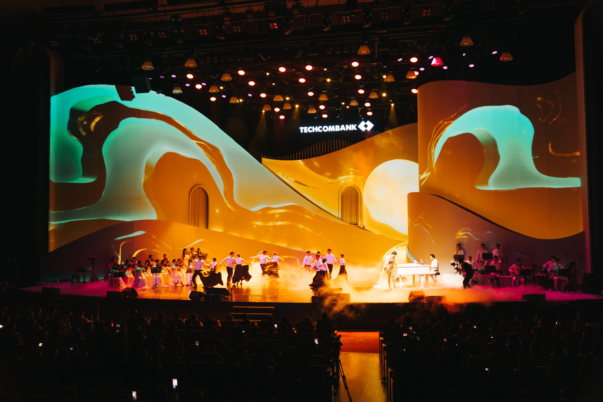 Techcombank tri ân khách hàng với “thời khắc giao thời” - Ảnh 1. Techcombank tri ân khách hàng bằng chương trình nghệ thuật đặc sắc - Ảnh: TCB