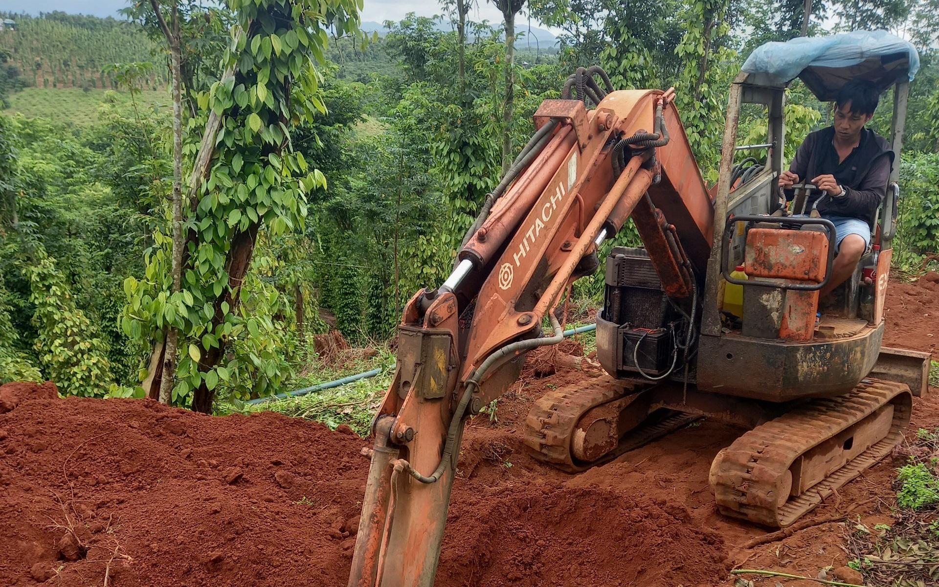 Tháo nước ngầm trong quả đồi cứu hồ Đắk N"ting