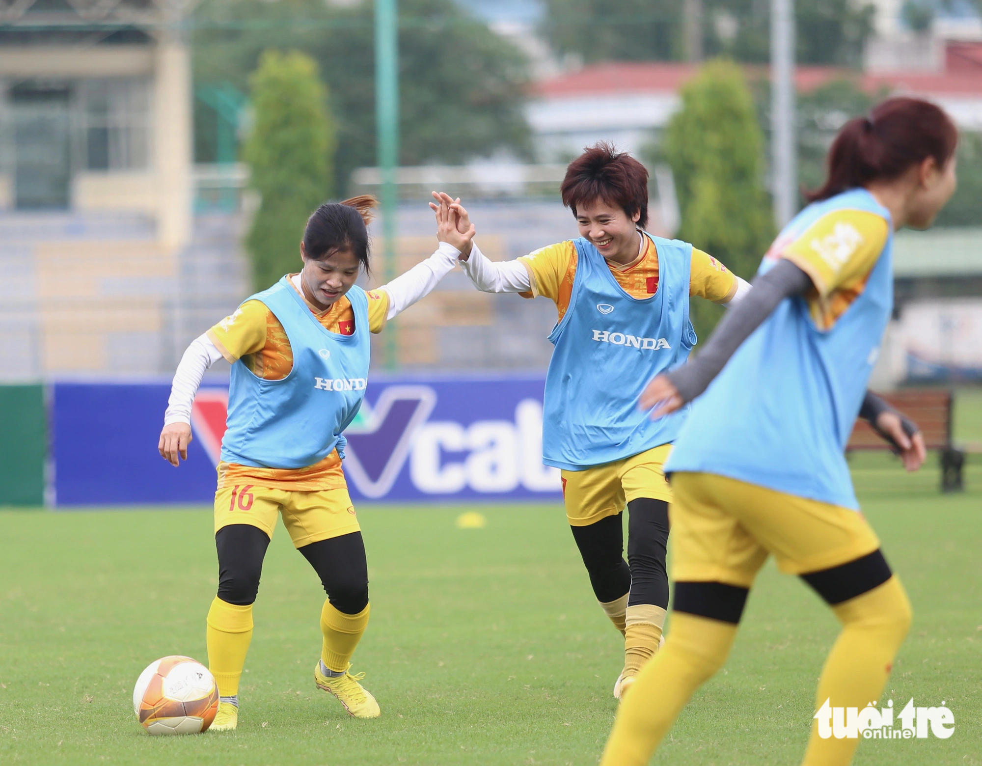 Không khí vui vẻ trong buổi tập của đội tuyển nữ Việt Nam - Ảnh: ĐỨC KHUÊ