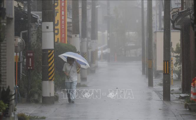 Mưa lớn khi bão Lan đổ bộ tại tỉnh Wakayama, miền tây Nhật Bản ngày 15-8 - Ảnh: Kyodo/TTXVN