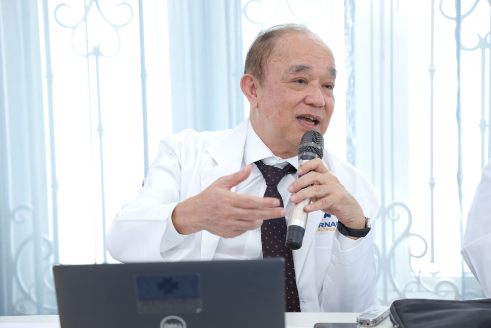 ベトナムのバーナード・ヘルスケアで日本人医師とともにがん検診に参加 - 写真3。 BS。 CK2 Tran Doan Dao は、がんのスクリーニングと早期診断において Tumor Board モデルを共有しています - 写真: Bernared Healthcare