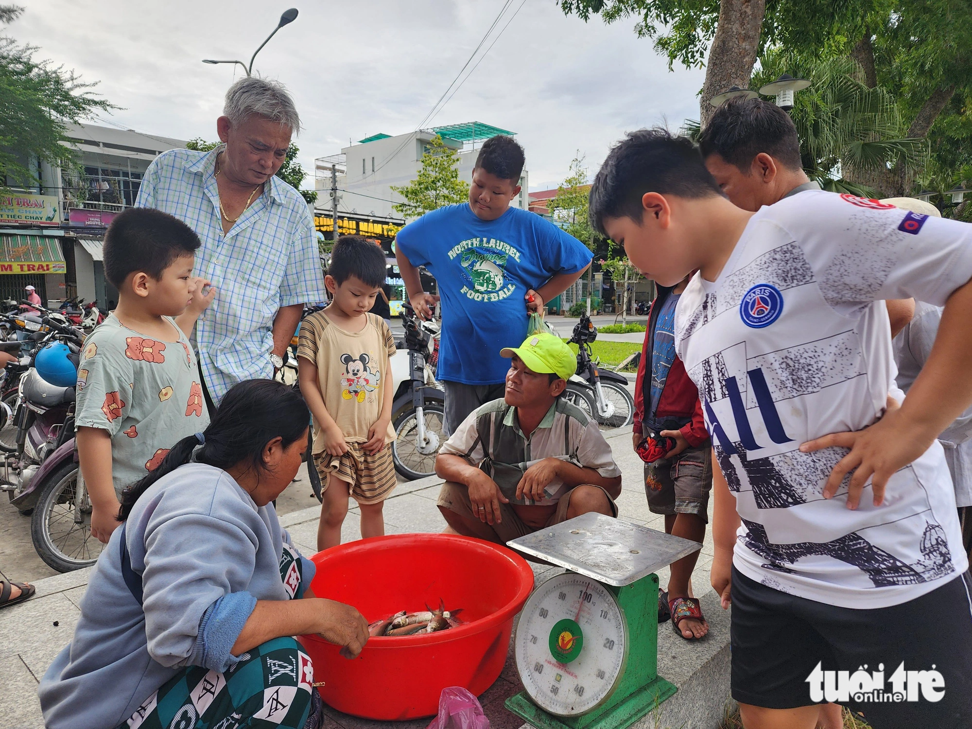 Cá sau khi đánh bắt từ Giếng nước Mỹ Tho lên được cân bán tại chỗ - Ảnh: HOÀI THƯƠNG