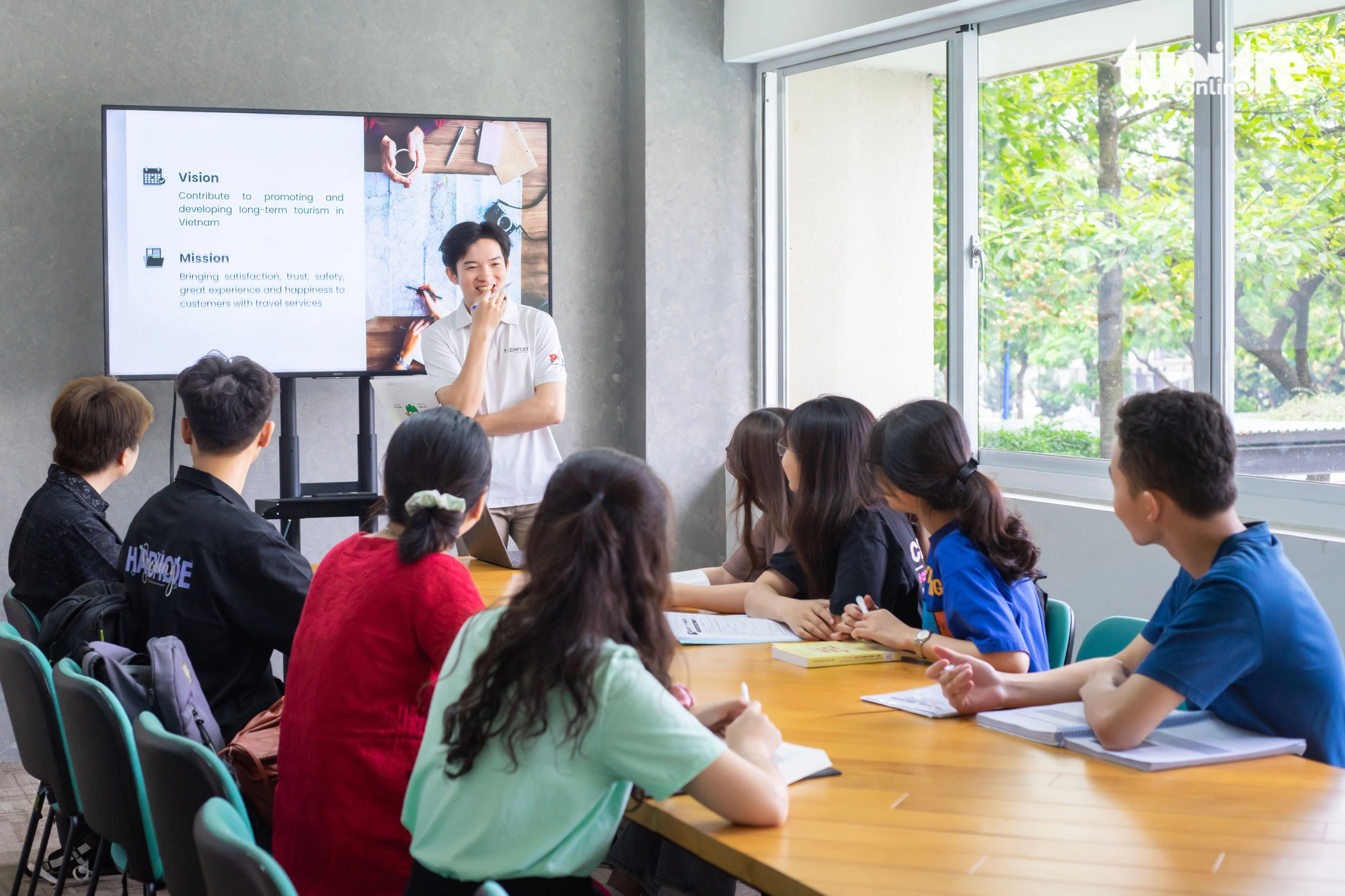 Sinh viên học nhóm tại thư viện Trường đại học Quốc tế Miền Đông - Ảnh: T.D.