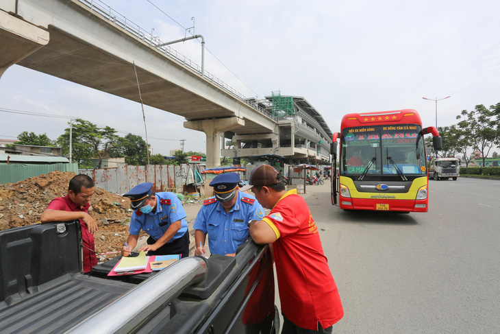 Theo đề xuất tại dự Luật Giao thông đường bộ, "thanh tra giao thông không được dừng phương tiện". Trong ảnh: thanh tra giao thông lập biên bản xử phạt xe khách khi dừng xe ngay trạm xe buýt, gần đó có biển báo cấm - Ảnh: CHÂU TUẤN