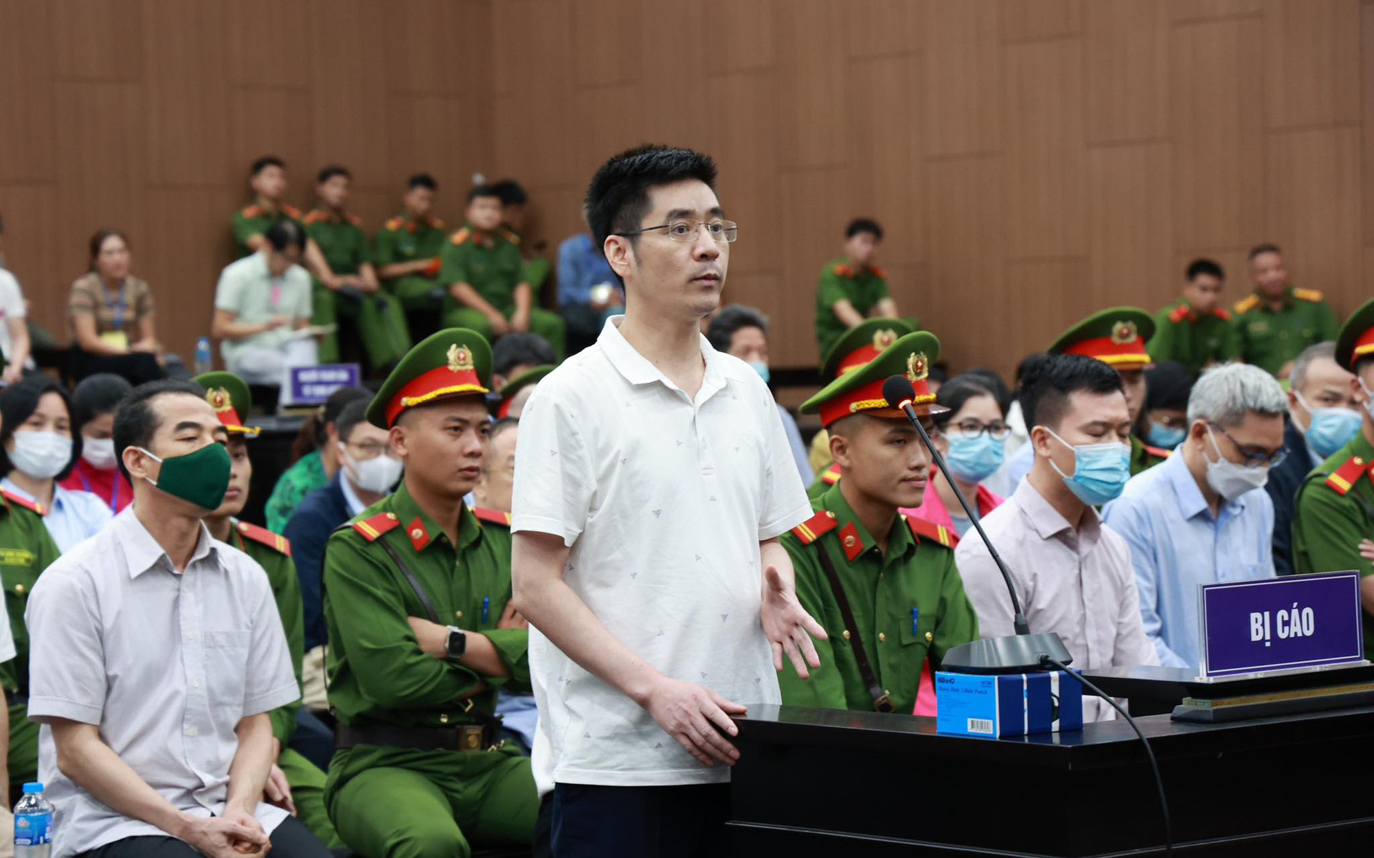 Xử phúc thẩm cựu điều tra viên Hoàng Văn Hưng và các bị cáo vụ chuyến bay giải cứu- Ảnh 4. Cựu điều tra viên Hoàng Văn Hưng kháng cáo kêu oan vụ chuyến bay giải cứu
