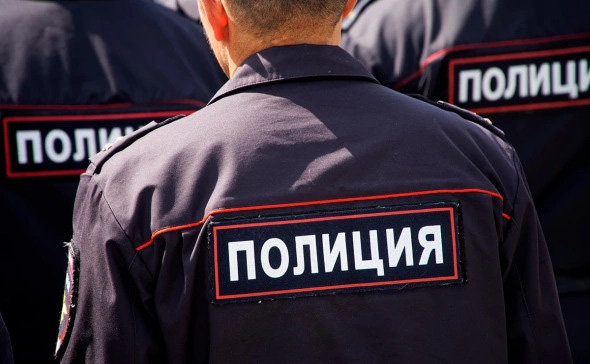 Hơn 100 người nước ngoài đã có quốc tịch Nga nhưng trốn nghĩa vụ quân sự bị bắt tại thành phố Saint Petersburg hôm 16-8 - Ảnh: RBC 