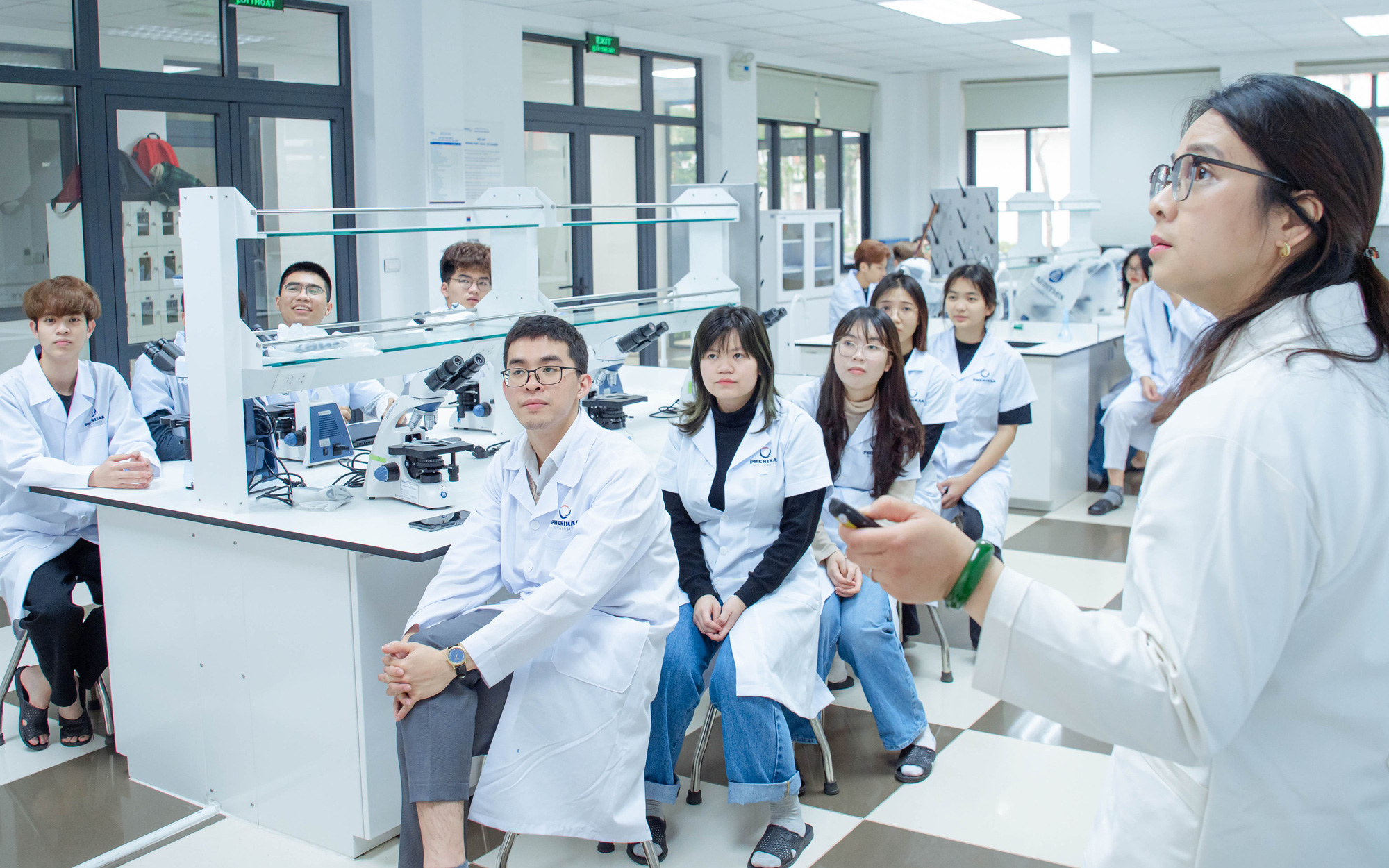 Quân đội Mỹ tài trợ xây 2 điểm trường tiểu học tại miền Trung- Ảnh 2. Nữ giảng viên được tài trợ gói thiết bị nghiên cứu hơn 11 tỉ đồng từ Mỹ