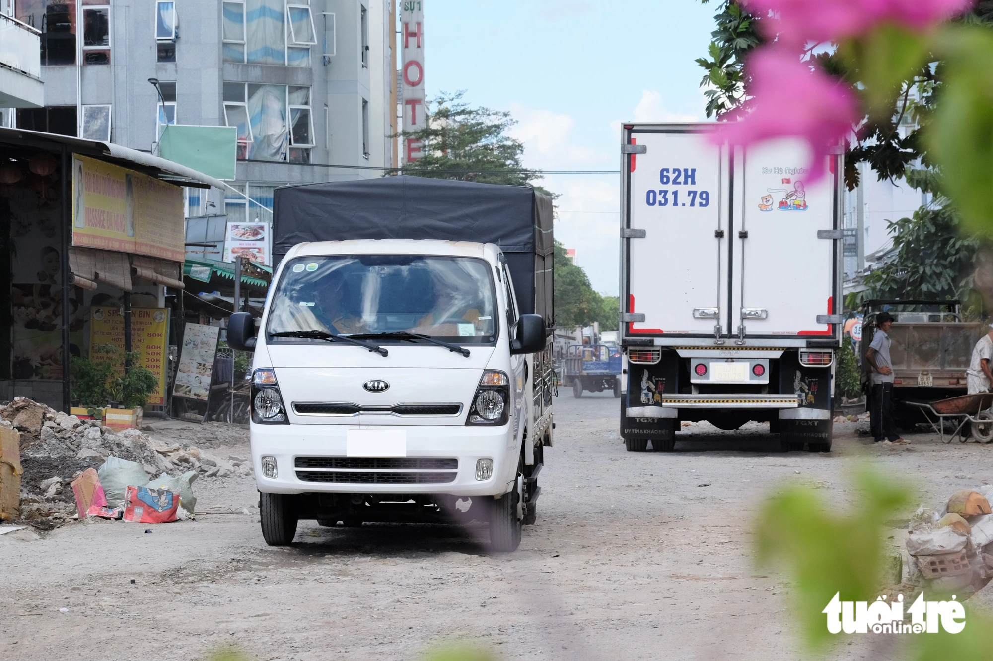 Xe tải dừng đỗ, di chuyển liên tục trong các tuyến đường thuộc khu tái định cư Bến Lức (quận 8, TP.HCM) - Ảnh: PHƯƠNG NHI