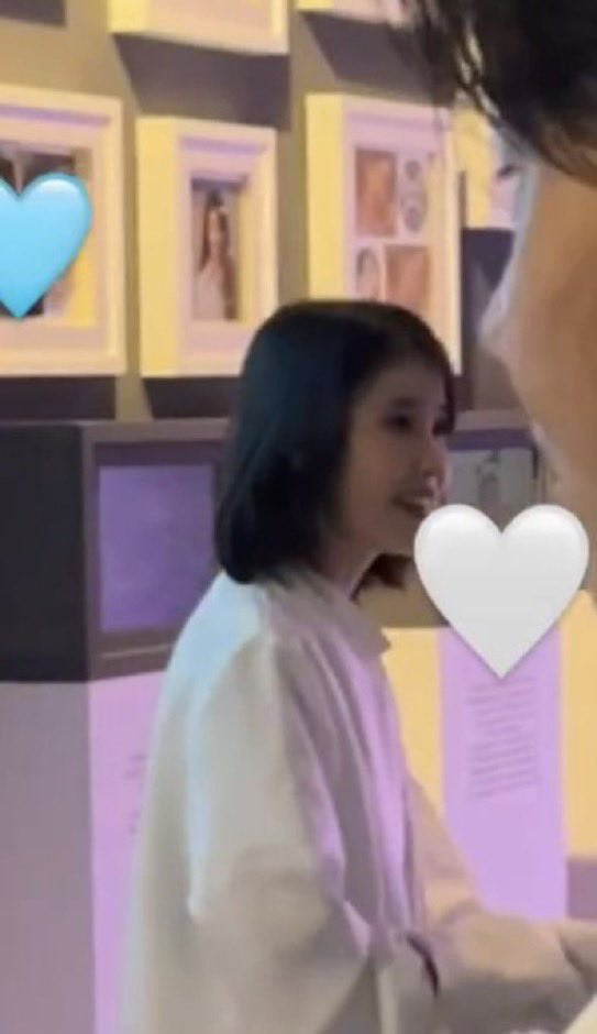 IU chiều fan hết cỡ, đội mascot kẹo dẻo đi giao lưu - Ảnh 4. Người hâm mộ nán lại chờ nữ thần lộ diện tiếp tục giao lưu cùng fan