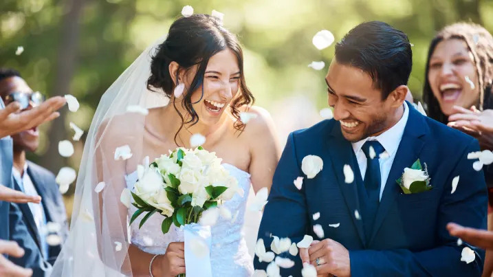 A survey shows that getting married in today's economic conditions is too expensive - Photo: CNBC