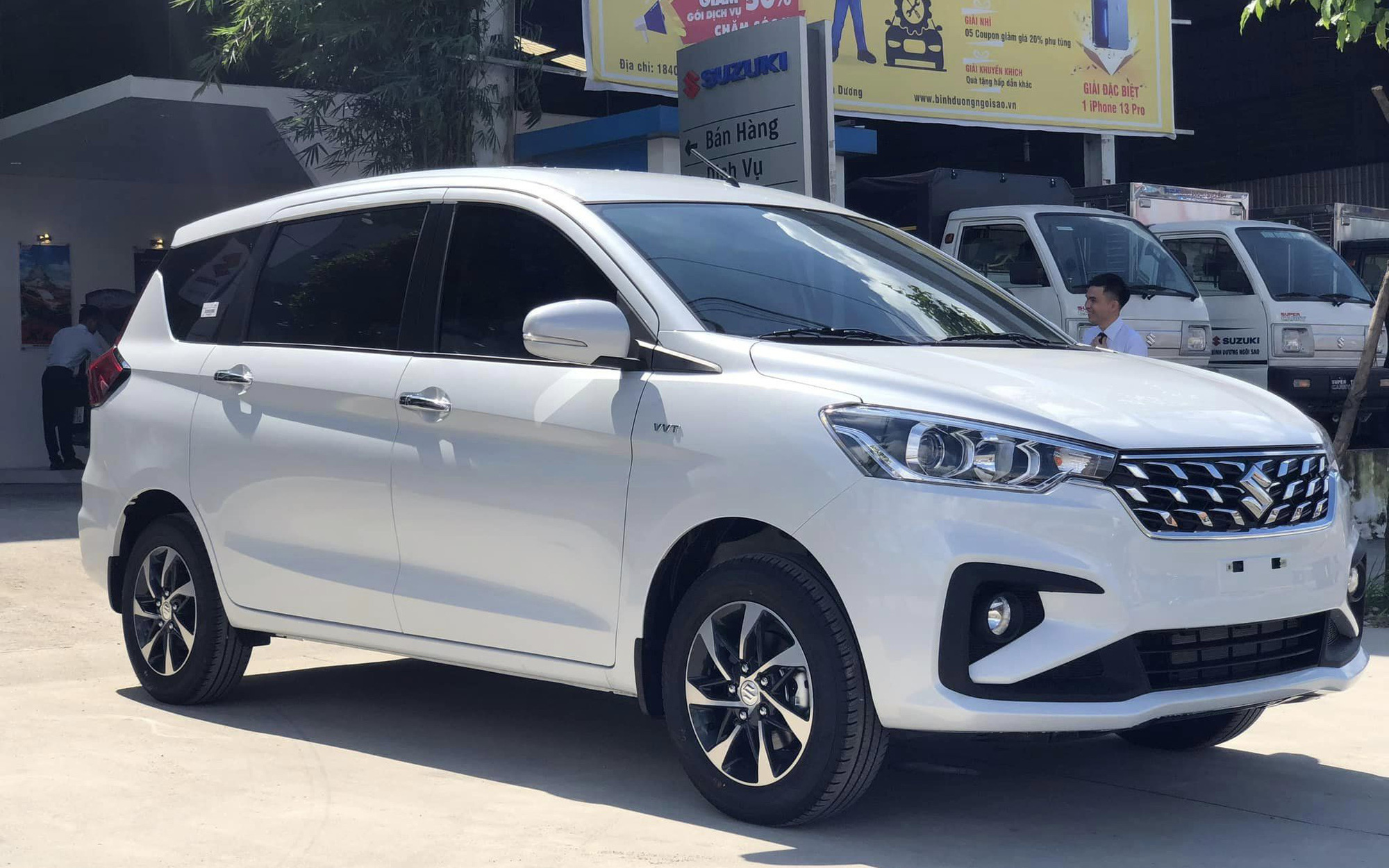 Tin tức giá xe: Suzuki Ertiga hybrid dò đáy mới, rẻ hơn cả Xpander số sàn