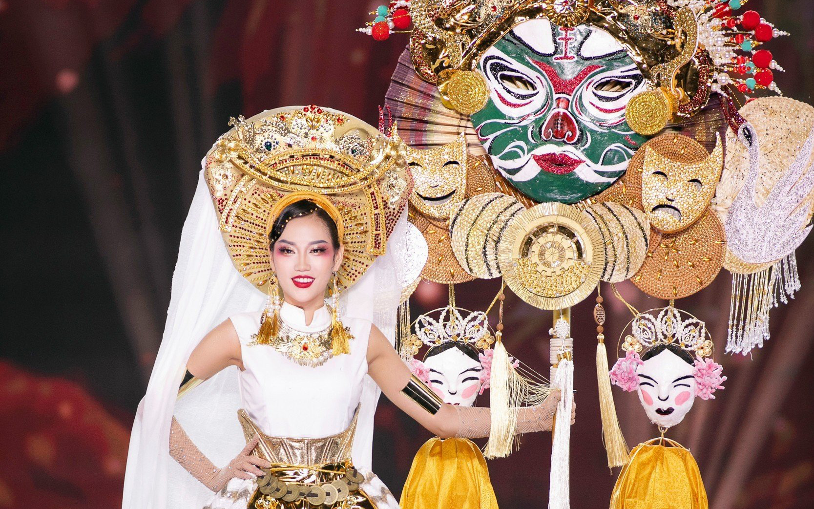 Vương miện Miss Grand Vietnam 2023 bằng vàng 24k với 872 viên đá kim cương zirconia