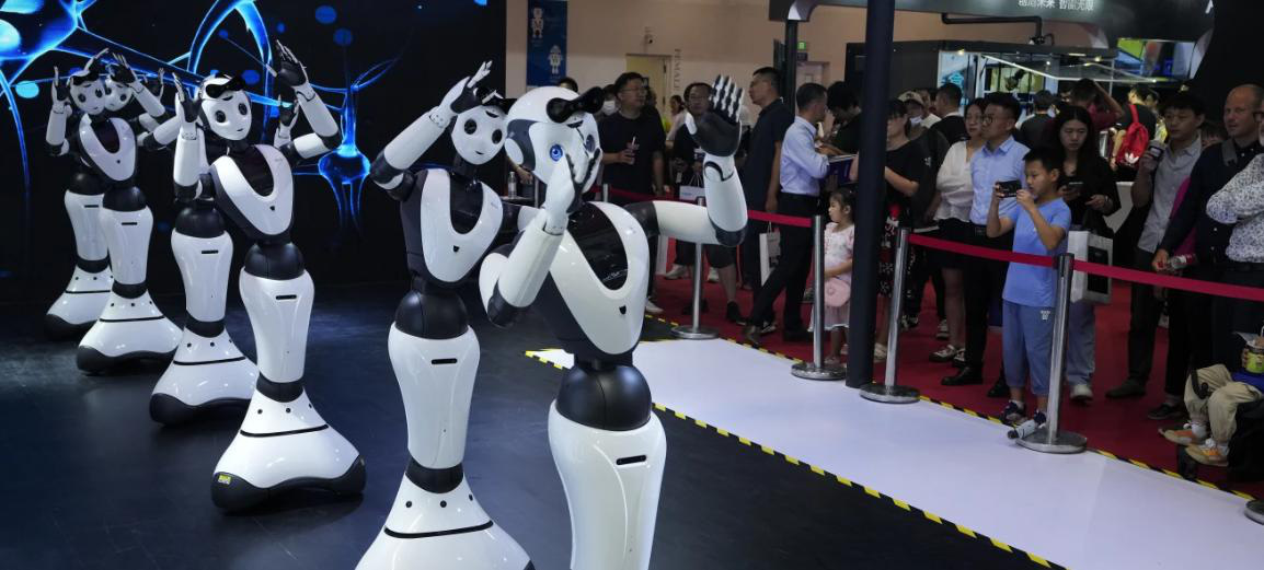 600 robot trên thế giới tham dự "Thế vận hội robot" tại Bắc Kinh - Ảnh 11. Robot biểu diễn trên sân khấu - Ảnh: AP