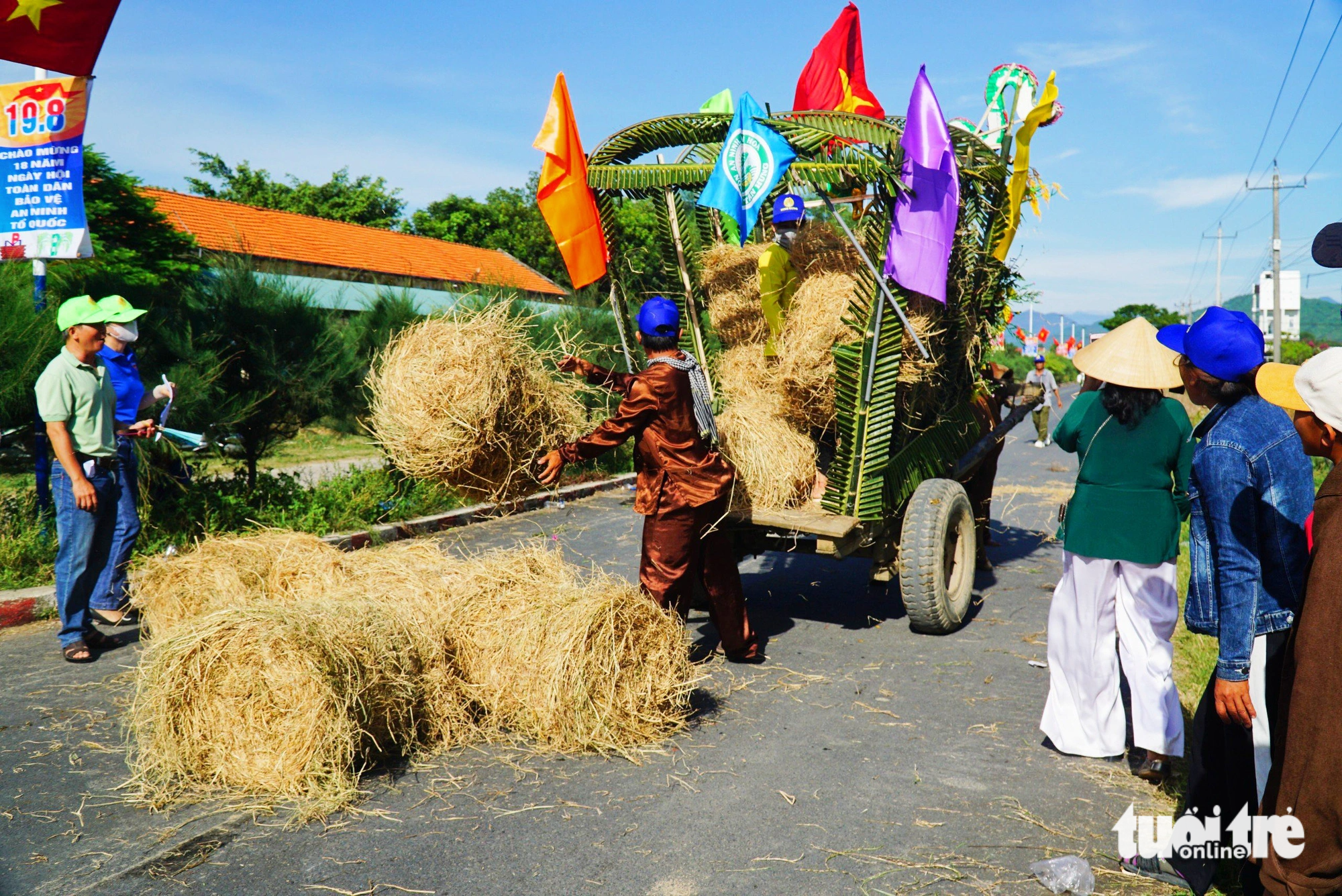 Đội đua chở được càng nhiều bó rơm sẽ được cộng thêm điểm tổng kết - Ảnh: TRẦN HOÀI