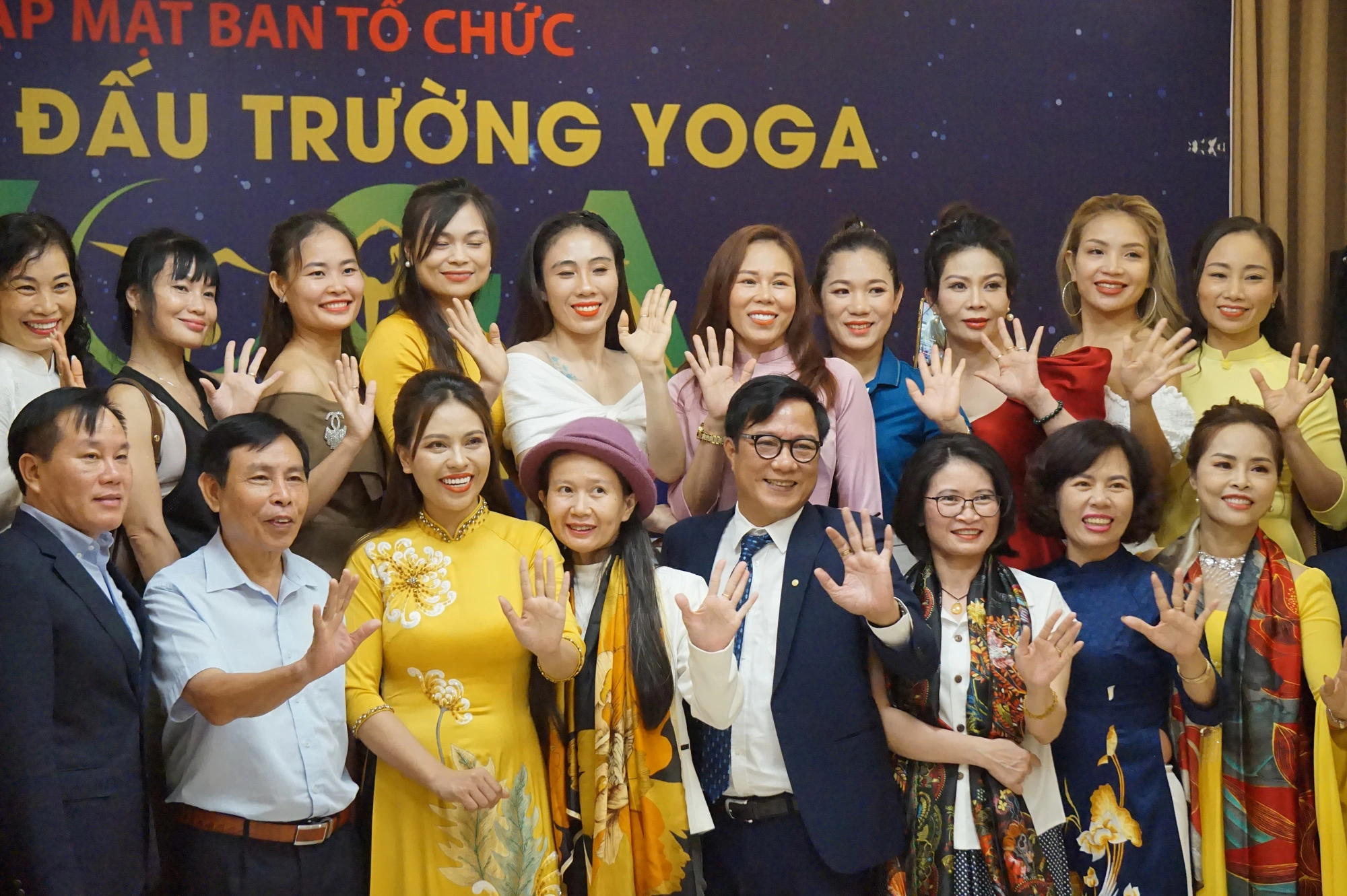 NSND Trọng Trinh (hàng đầu, thứ 5 từ trái qua) và bà Vũ Hồng Yến (hàng đầu, thứ ba từ trái qua) chụp ảnh cùng ban giám khảo, trọng tài của giải Vô địch đấu trường Yoga Asana & Flow Yoga quốc tế 2023 - Ảnh: T.ĐIỂU