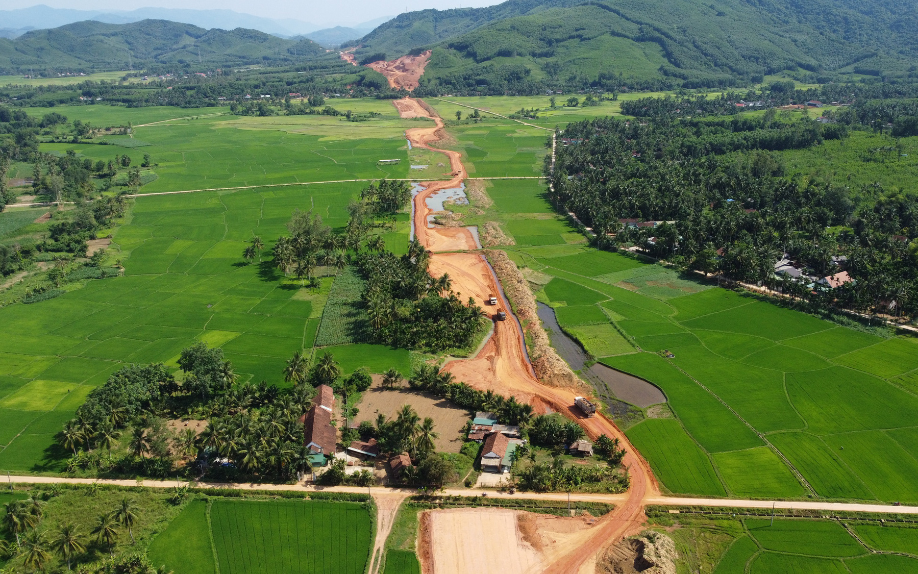 Cái Tết đầu tiên ở khu tái định cư dự án cao tốc Bắc - Nam: Nhà mới an khang, mừng đón xuân sang- Ảnh 6. Huy động cả hệ thống chính trị đảm bảo tiến độ hoàn thành dự án cao tốc Bắc - Nam phía Đông