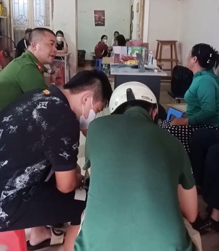 Cơ quan chức năng lập biên bản ghi nhận sự việc nhóm "bông hồng đen" tự ý lấy máu xét nghiệm nhiều học sinh tại phường Hải Sơn, quận Đồ Sơn, TP Hải Phòng - Ảnh: Cắt từ video