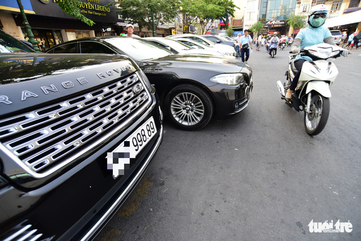 Cars with beautiful number plates drive around Ho Chi Minh City - Photo: Quang Dinh