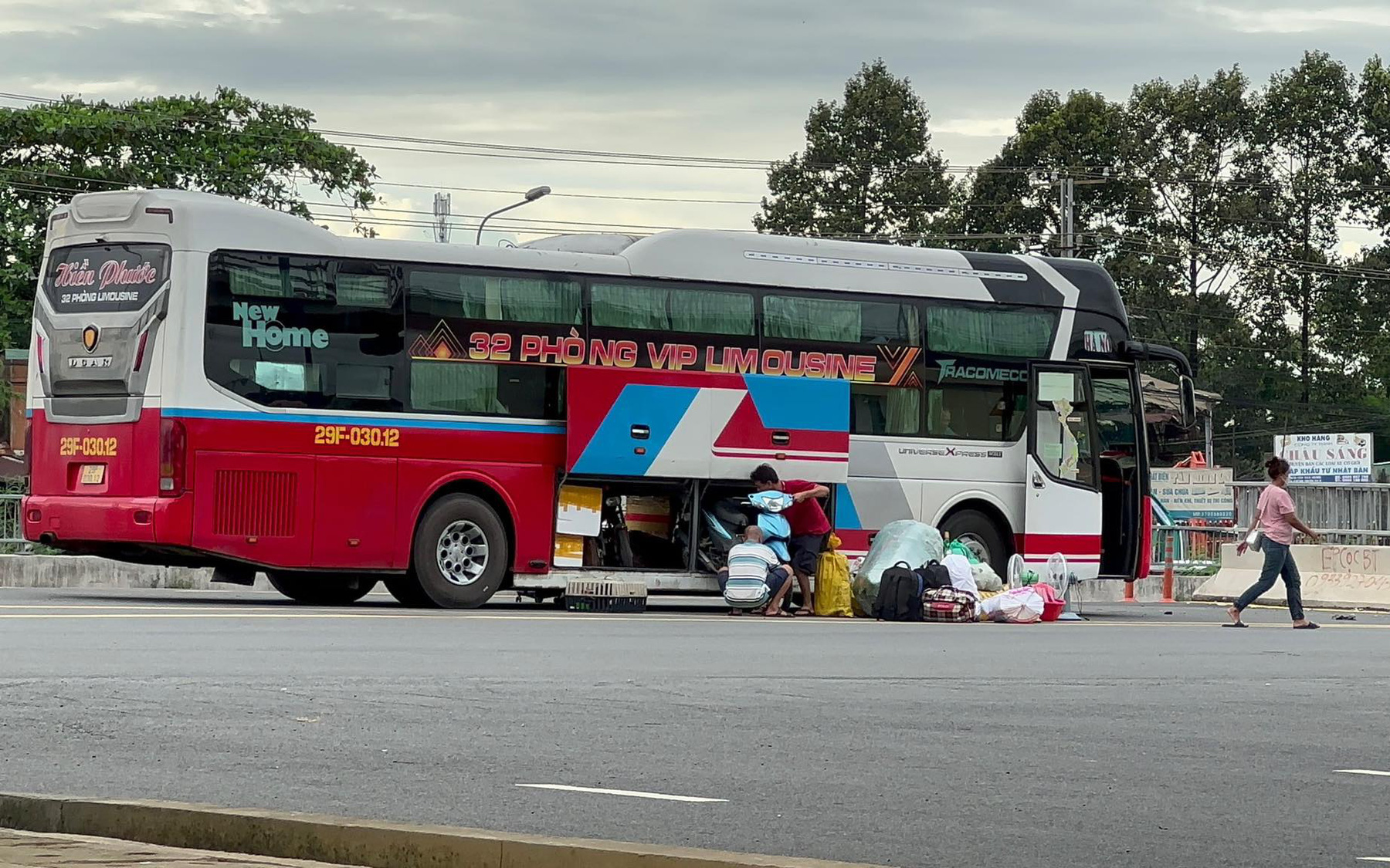 TP.HCM chỉ đạo khẩn ngành giao thông địa phương cùng dẹp "xe dù, bến cóc"