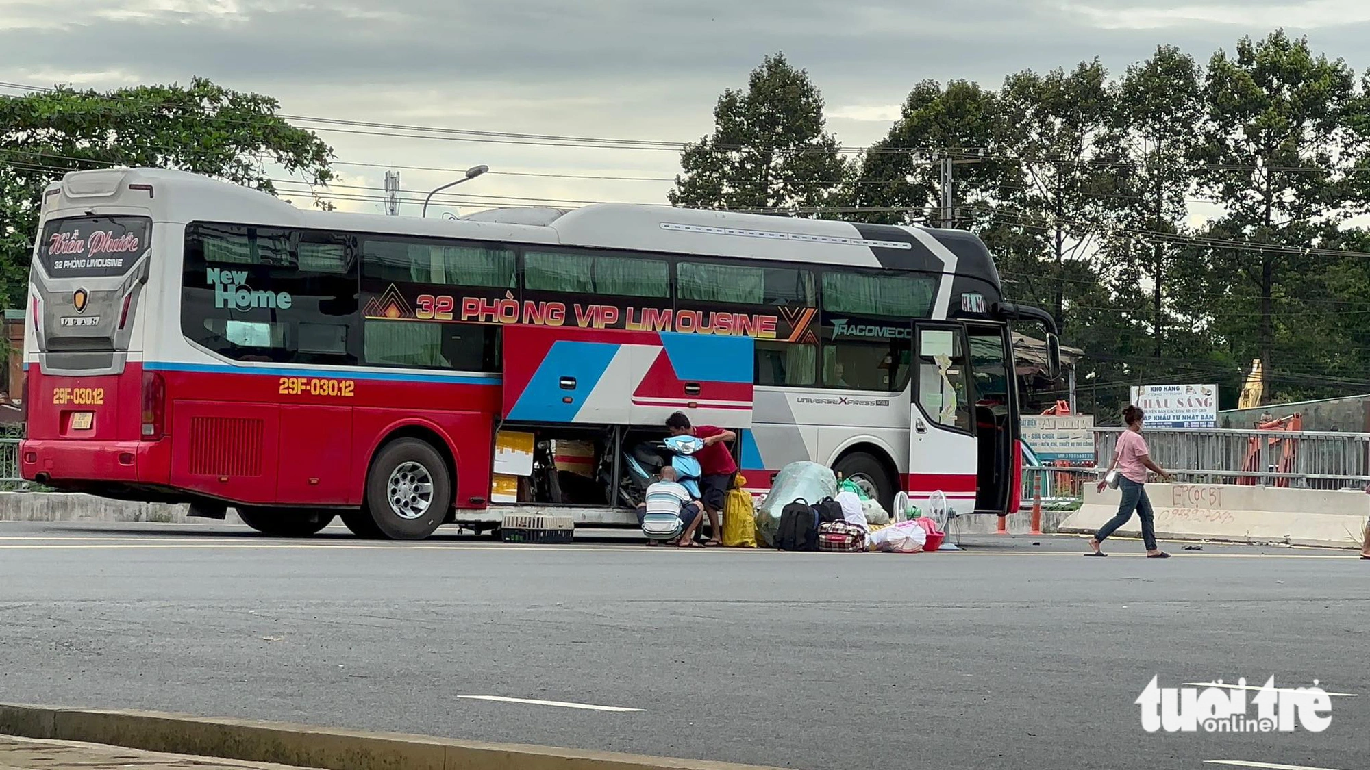 Xe đón khách tấp nập ngay trước cổng bến xe Miền Đông mới (TP Thủ Đức) - Ảnh: THU DUNG