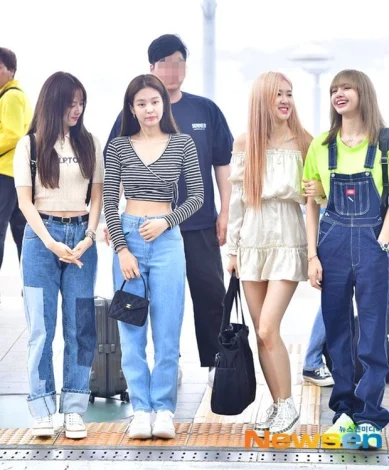 Jennie lộ chiều cao thật trong loạt ảnh chụp tại concert Blackpink Hà Nội - Ảnh 4. Jennie lộ chiều cao thật trong loạt ảnh chụp tại concert Blackpink Hà Nội - Ảnh 4.