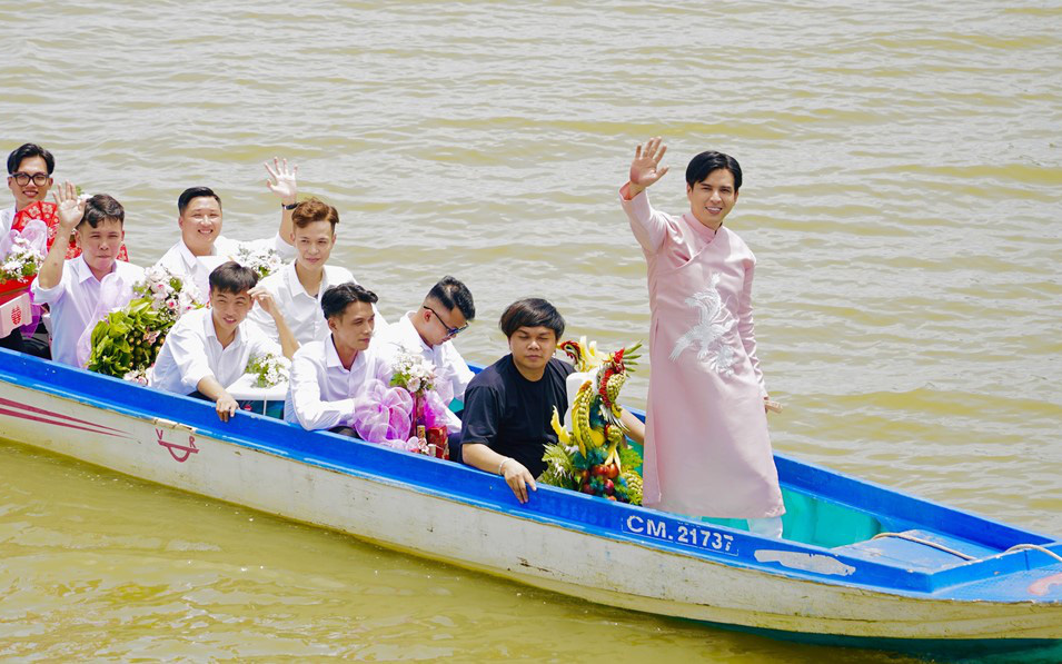 Hồ Quang Hiếu "chèo ghe" đi hỏi cưới Tuệ Như