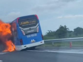 Chiếc xe khách bốc cháy khi đang di chuyển trên cao tốc hướng từ tỉnh Đồng Nai đi tỉnh Bình Thuận - Ảnh: Cắt từ video