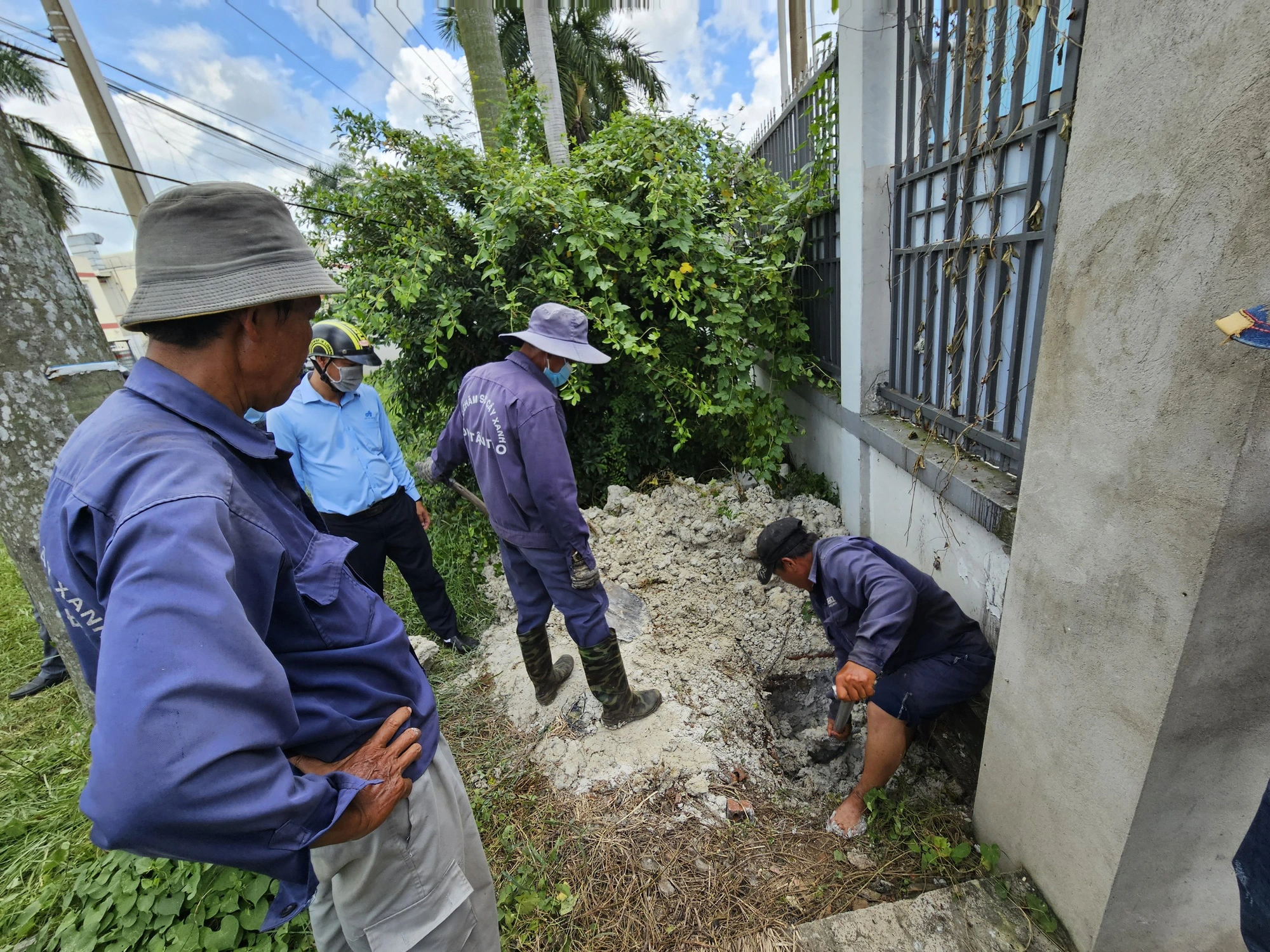 タンタオグループ工業団地、債権回収のため会社の排水管を切断 - 写真2。 Tan Duc 社は債務を回収するために 1 か月の封鎖後に人々に排水管の修復を許可しました - 写真: NGOC HIEN