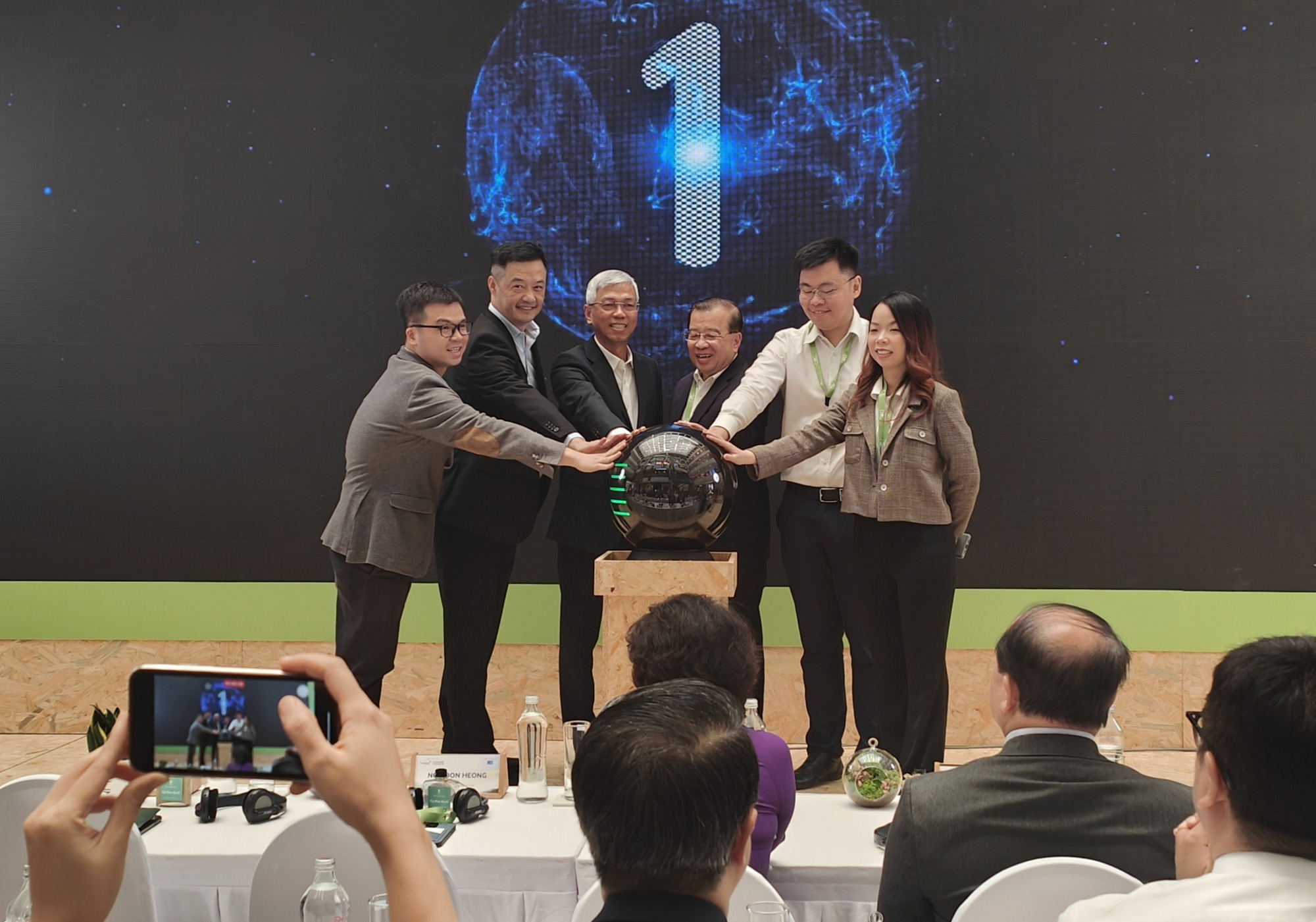 Ban tổ chức phát động cuộc thi tìm giải pháp chống biến đổi khí hậu tại Việt Nam - Ảnh: ĐỨC THIỆN Ban tổ chức phát động cuộc thi tìm giải pháp chống biến đổi khí hậu tại Việt Nam - Ảnh: ĐỨC THIỆN