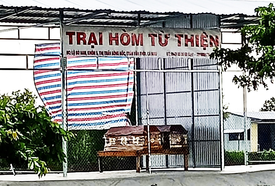 Mang hòm vào công trình xây dựng trái phép rồi treo bảng làm từ thiện