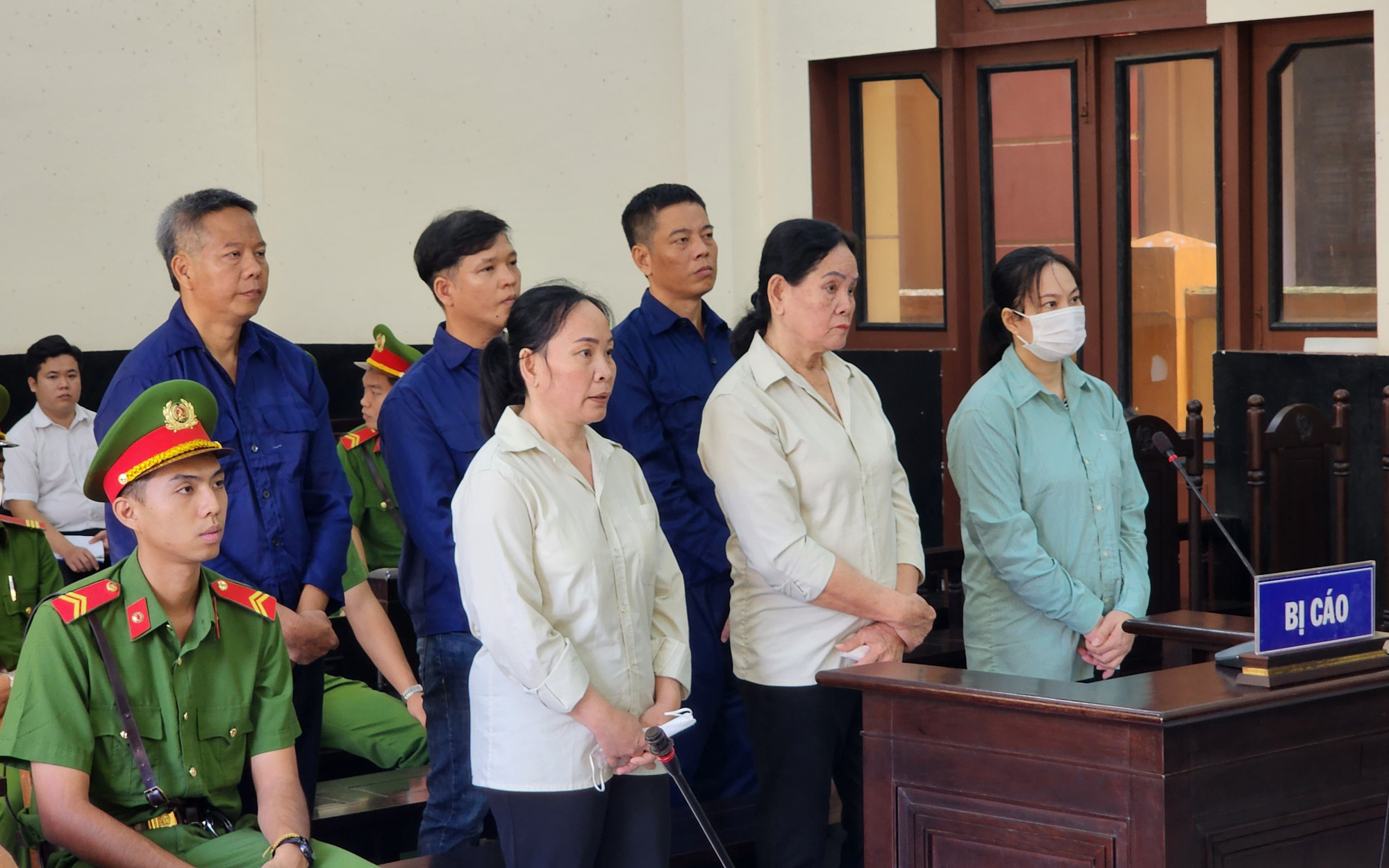 Ngăn chặn nhóm thanh thiếu niên sử dụng dao, bom xăng để 'hỗn chiến'- Ảnh 3. Lãnh án tù vì dùng bom xăng chống người thi hành công vụ
