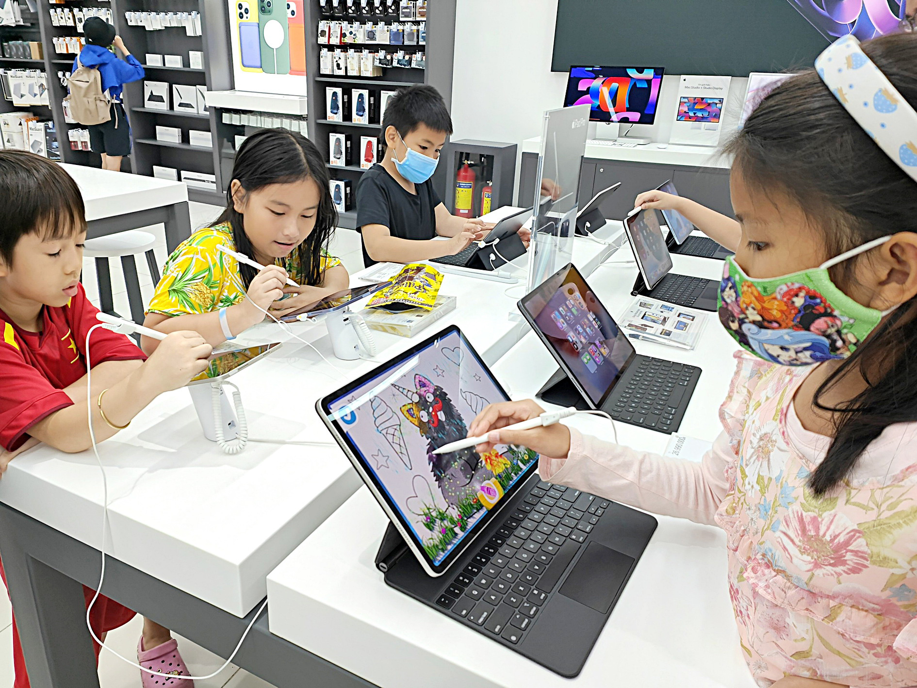 多くの専門家によれば、コントロールされたゲームをすることは、子どもの知的発達を助ける方法でもある - 写真: D.THIEN