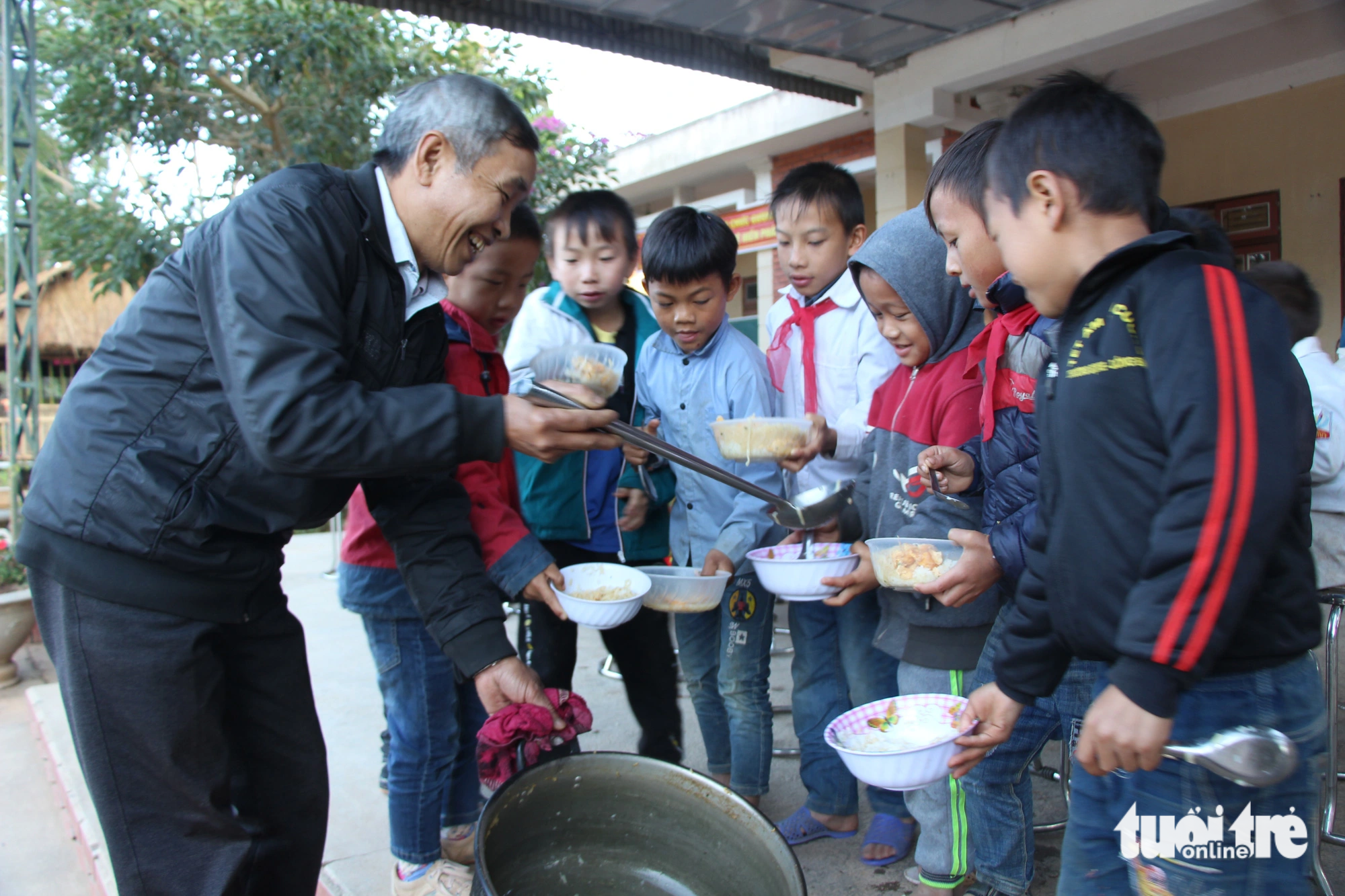 Ý tưởng triển khai mô hình "Bữa sáng cho em" của Bộ đội biên phòng cửa khẩu Lóng Sập mang đến những bữa sáng đong đầy yêu thương cho các em ở xã biên giới Lóng Sập - Ảnh: HÀ THANH