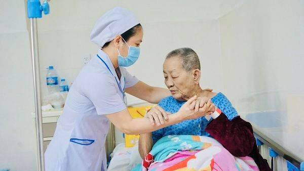 Cụ bà 89 tuổi phục hồi sau cắt bỏ khối u khủng - Ảnh BVCC