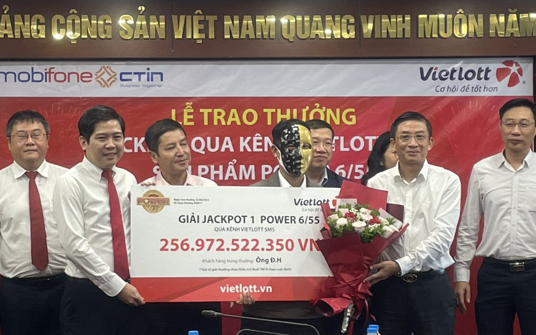 Hai vé số Vietlott trúng hơn 157 tỉ đều được bán ở TP.HCM- Ảnh 2. Khách hàng ở Gia Lai trúng Vietlott gần 257 tỉ đồng vẫn chưa báo cho vợ