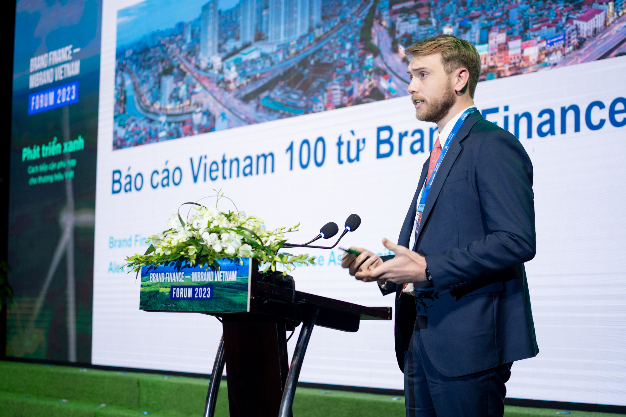 アレックス氏は、ブランド投資 – ブランド資産、ブランドパフォーマンスという 3 つのブランドの基本的な柱に基づいて Viettel を評価する方法を説明しました。